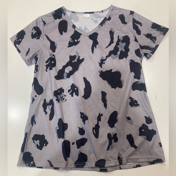 Gray Leopard Print V-Neck T-Shirt - Picture 2 of 3